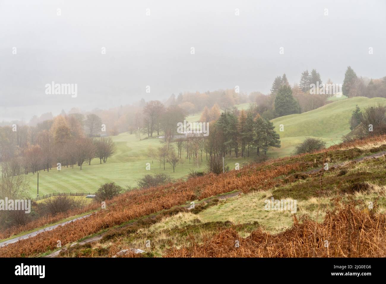 Coperto di nebbia e pioggia, Ilkley Moor fa parte di Rombalds Moor, la brughiera tra Ilkley e Keighley nel West Yorkshire, Inghilterra Foto Stock