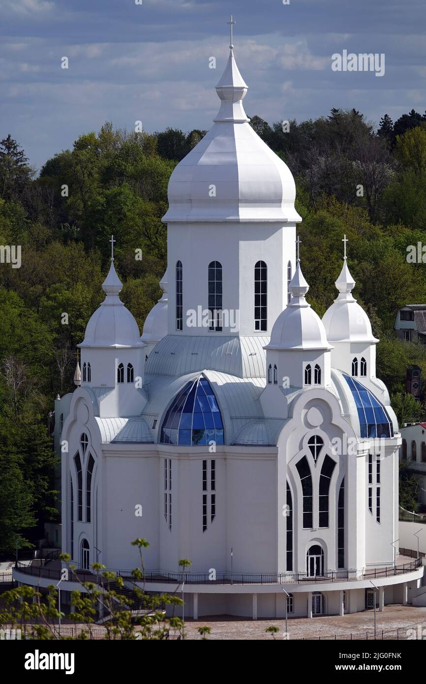 Kiev, Ucraina 27 aprile 2020: Il principale tempio protestante a Kiev 'Pace, Amore, Terra', proprietario del centro missionario di evangelizzazione-carità per gli unificati Foto Stock