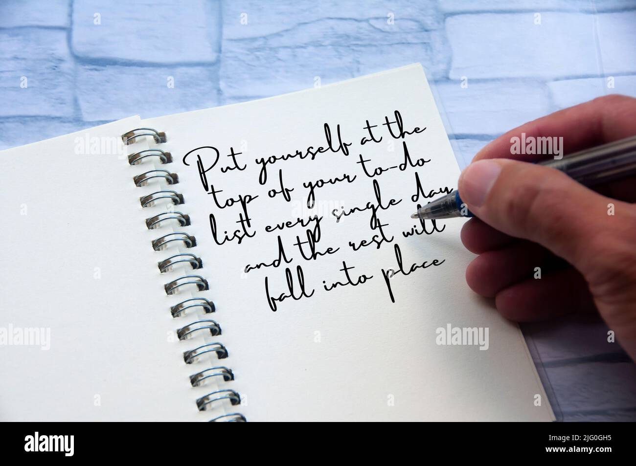 Citazione motivazionale e ispiratrice - mettasi alla parte superiore della vostra lista di to-do ogni singolo giorno ed il resto cadrà nel posto. Scrivere a mano sopra Foto Stock