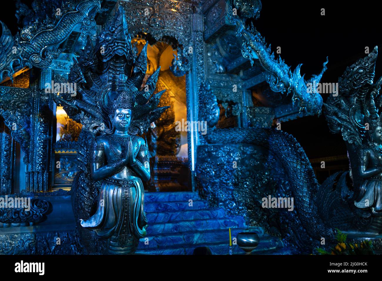 Foto notturna dell'ingresso del tempio in argento Wat si Suphan illuminato di notte, Chiang mai, Thailandia Foto Stock