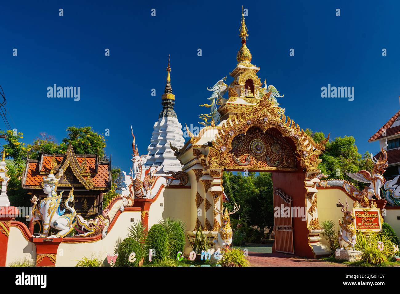 Ingresso del colorato tempio di wat muen tum a Chiang mai, Thailandia Foto Stock