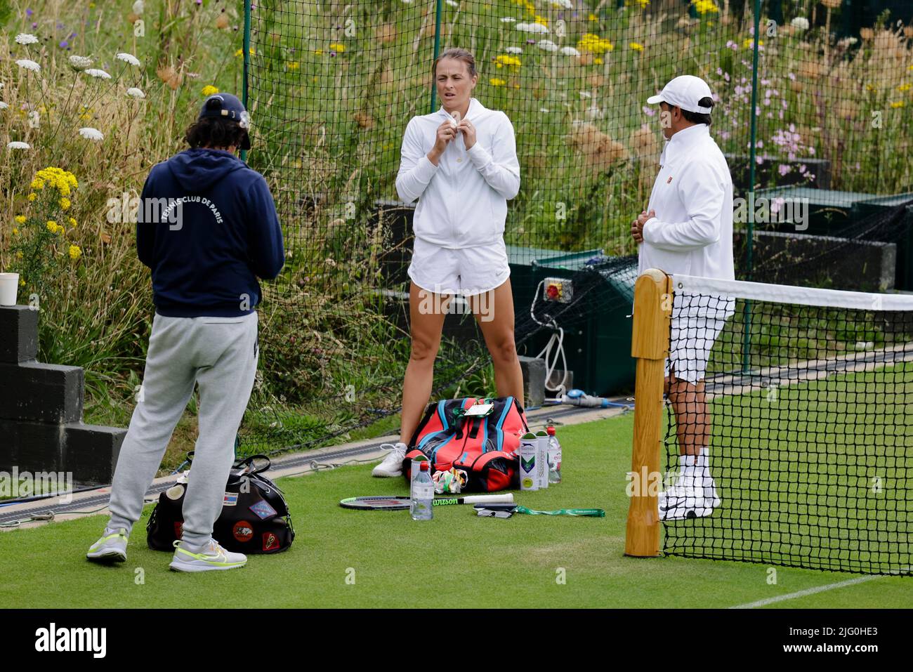 Londra, Regno Unito. 06th luglio 2022. Tennis: Grand Slam/WTA Tour/ATP Tour - Wimbledon. Tatjana Maria (M) dalla Germania si trova sul campo di addestramento con suo marito e allenatore Charles Edouard Maria (l). Credit: Frank Molter/dpa/Alamy Live News Foto Stock