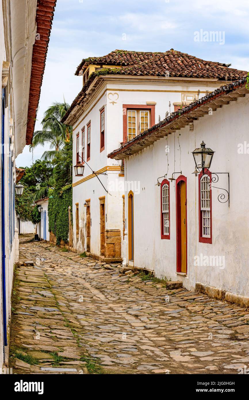 Strada bucolica con vecchie case in stile coloniale e lastricata di ciottoli nella storica città di Paraty sulla costa meridionale di Rio de Janeiro Foto Stock