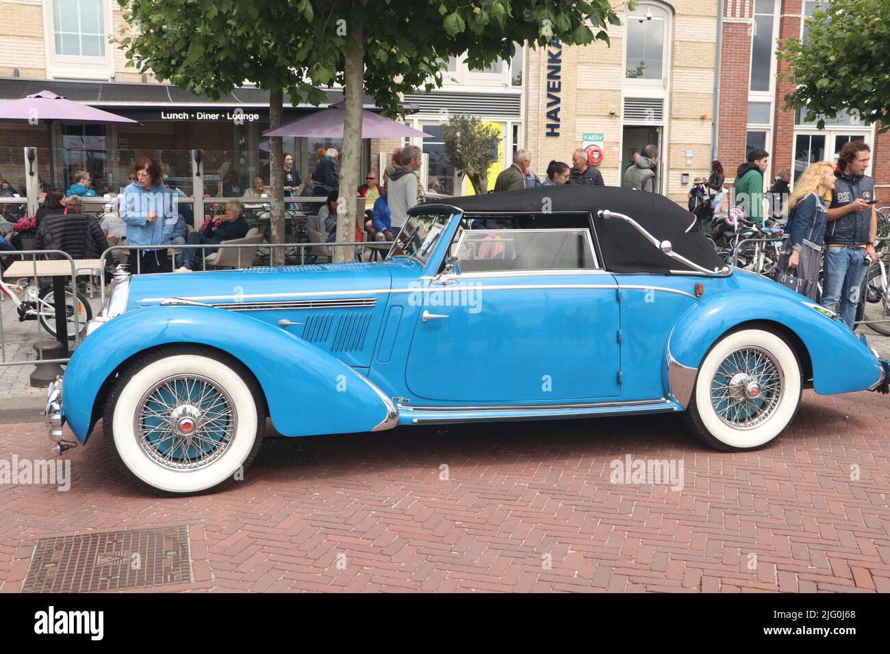Auto convertibile Blue Talbot Lago in un vecchio giorno timer nella città olandese di Lelystad, Paesi Bassi - 19 giugno 2022 Foto Stock