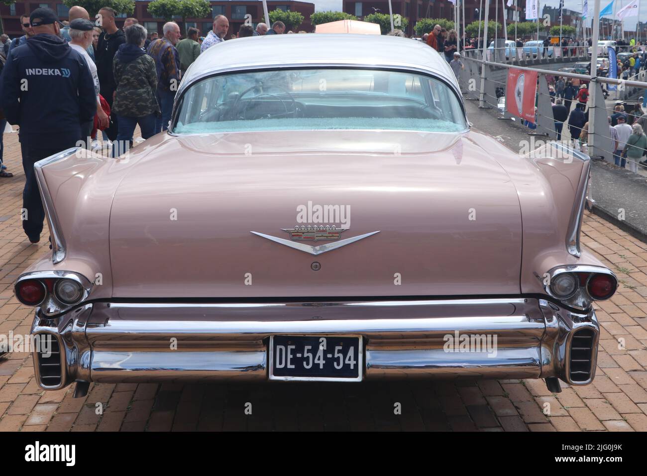 Posteriore della classica Cadillac Deville rosa americana auto sulla vecchia giornata di timer a Lelystad, Paesi Bassi Foto Stock