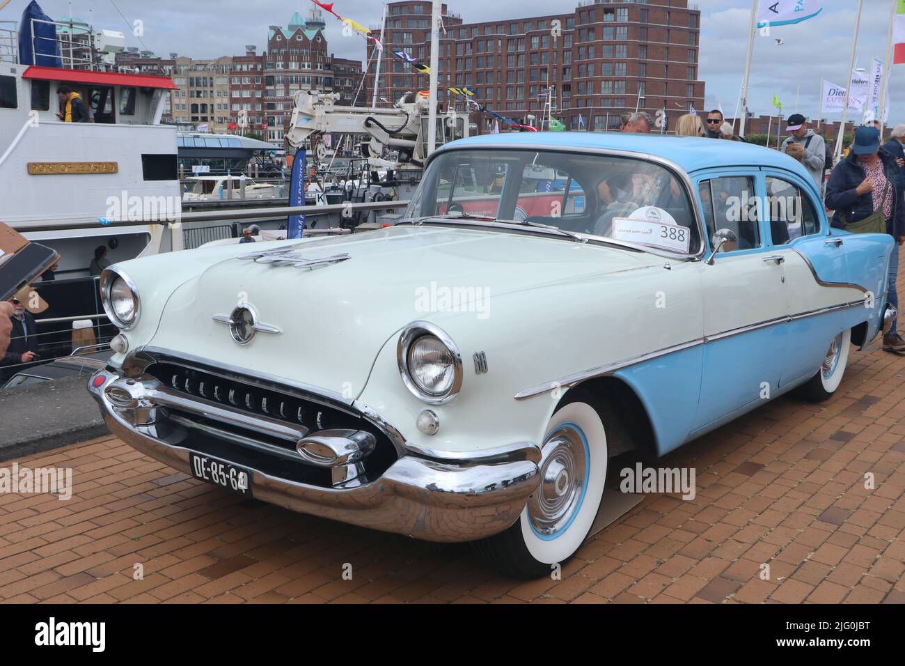 Blu e bianco americano classico Oldsmobile 88 auto su vecchio timer giorno a Lelystad Foto Stock