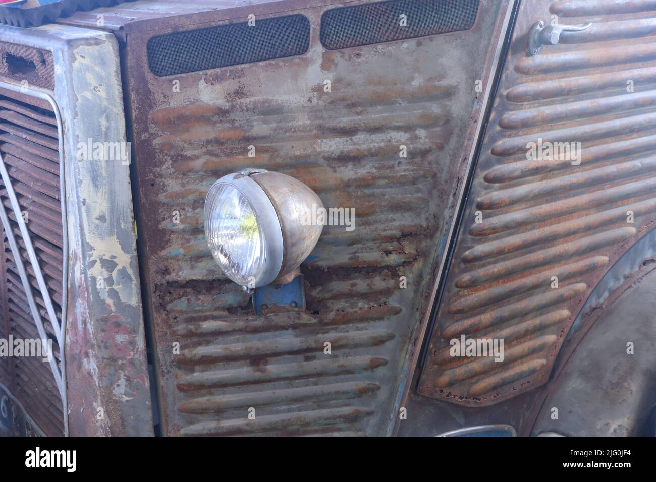Fronte del furgone a costine Citroën HY arrugginito d'epoca Foto Stock