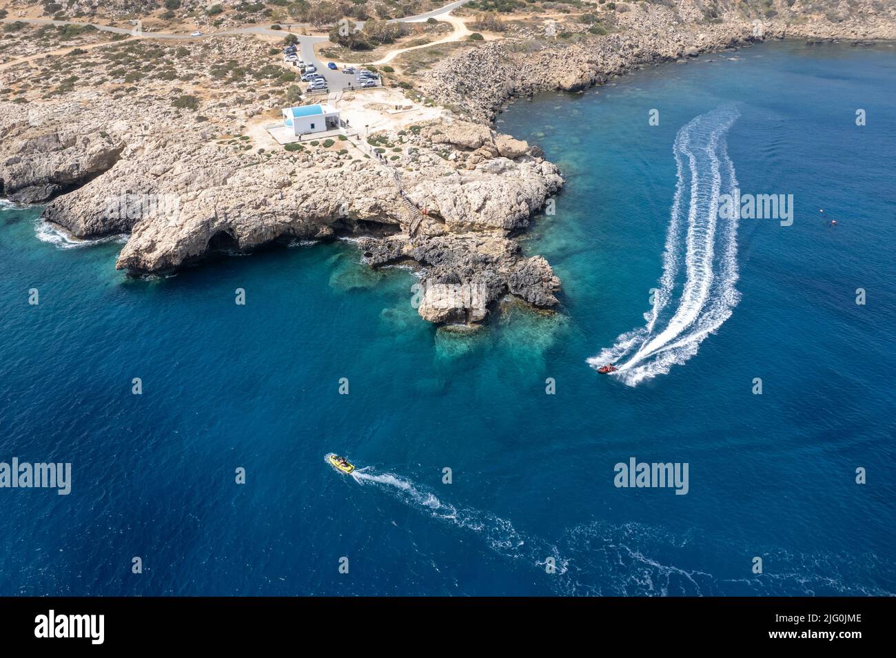 Vista aerea di motoscafo a vela sul mare aperto Foto Stock