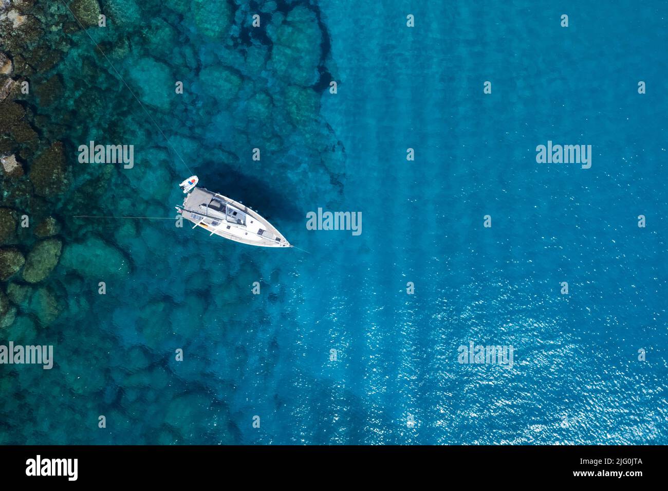 Drone fotografia aerea di yacht in mare aperto. Vacanze estive Cipro Foto Stock