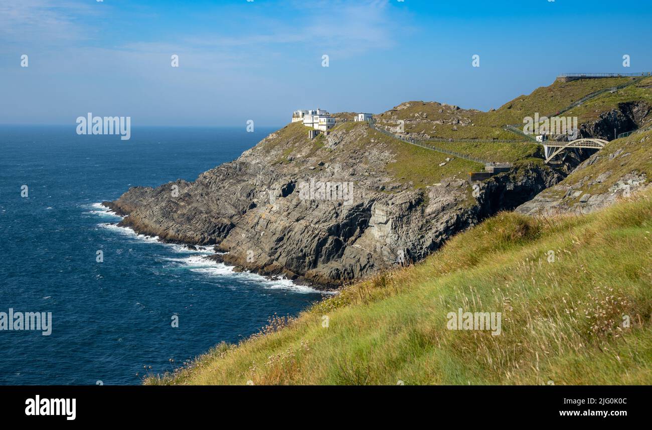 Mizen Head Signal Station faro con spettacolare costa rocciosa nell'oceano Atlantico. Contea di Cork, Irlanda. Foto Stock