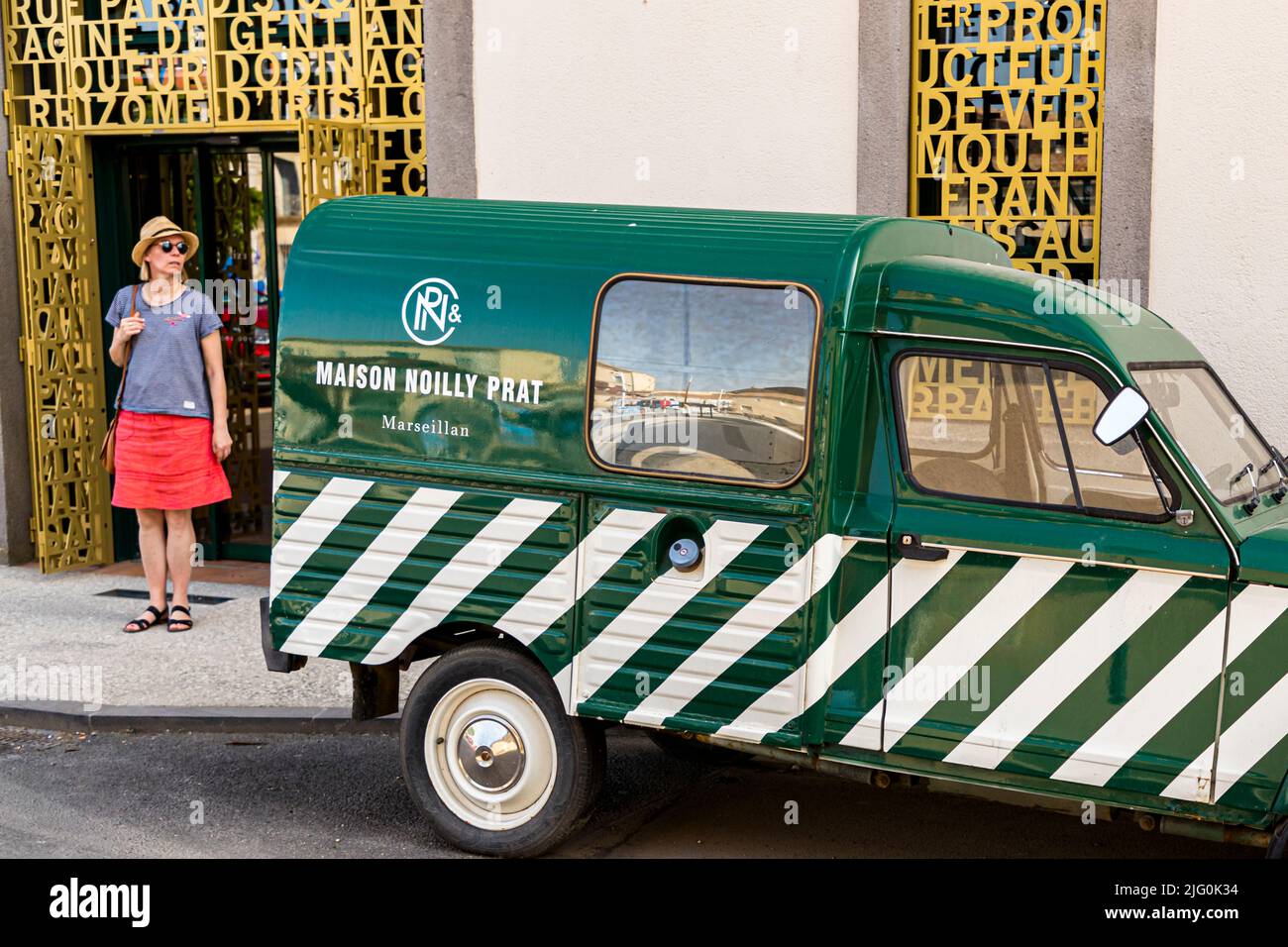 Citroën 2CV furgoni di fronte alla sede di Noilly Prat a Marsiglia, Francia Foto Stock