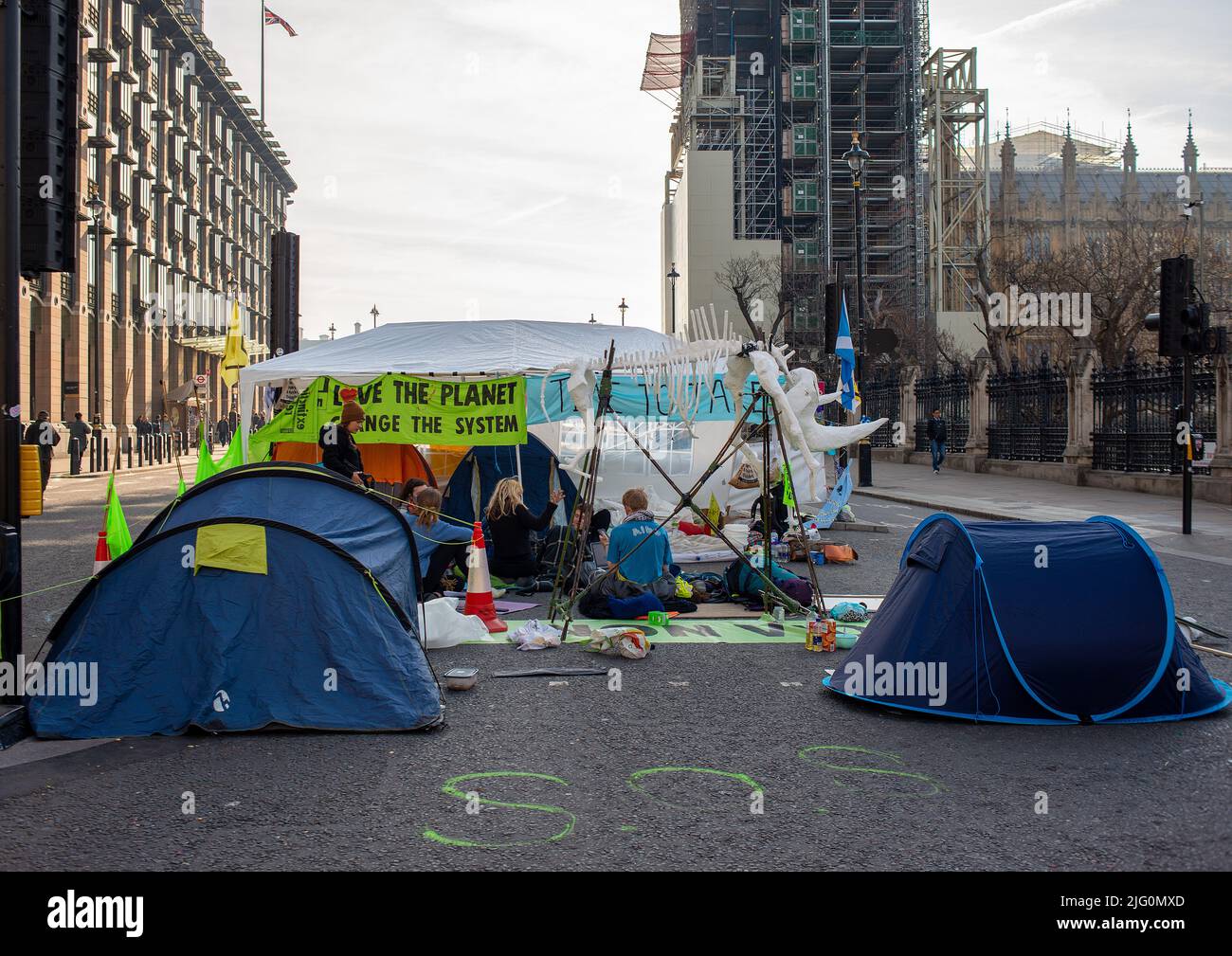 Estinzione i sostenitori della ribellione bloccano con tende la Piazza del Parlamento, Londra, per protestare contro il cambiamento climatico mondiale e il collasso ecologico. Foto Stock
