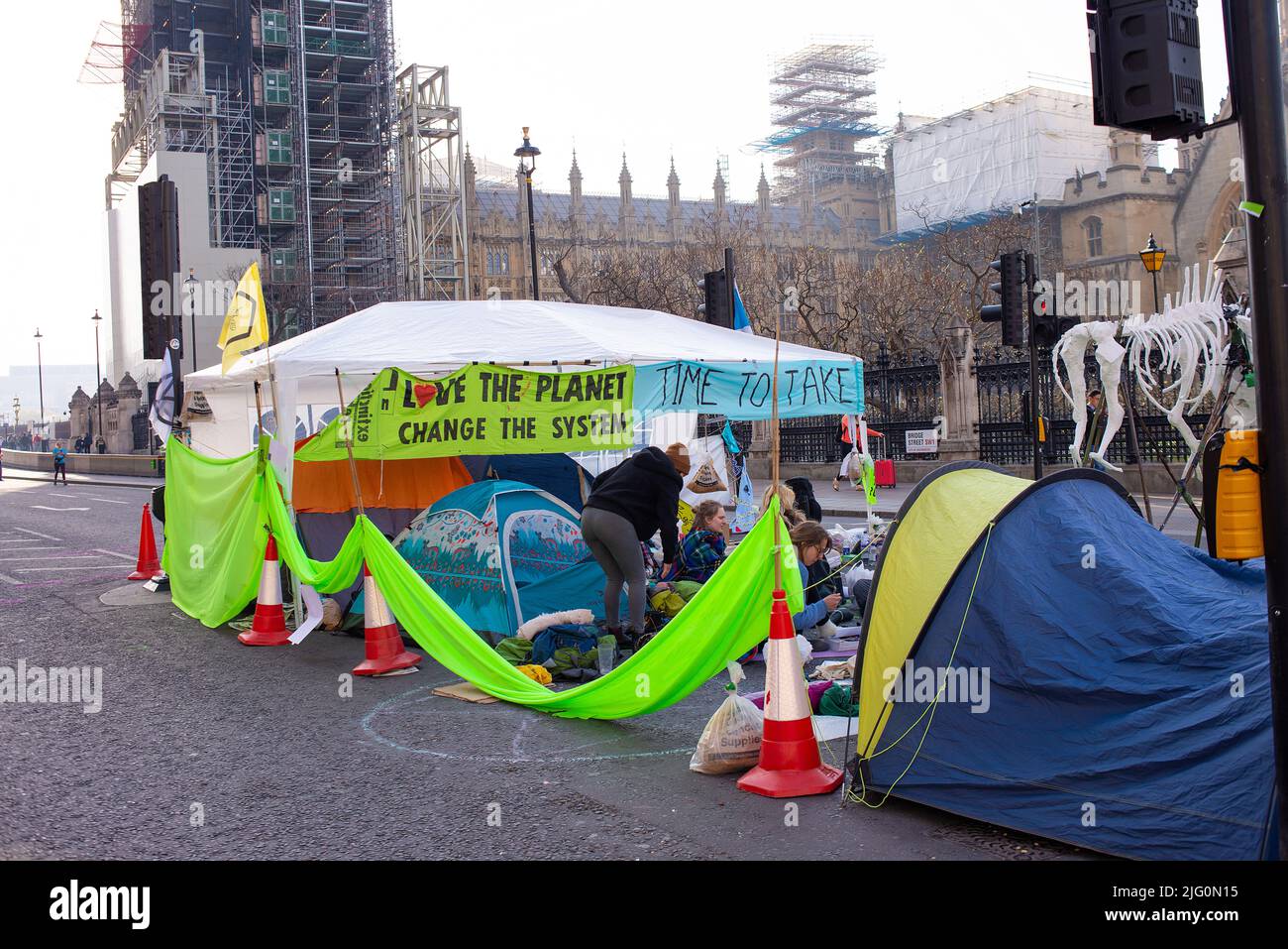 Estinzione i sostenitori della ribellione bloccano con tende la Piazza del Parlamento, Londra, per protestare contro il cambiamento climatico mondiale e il collasso ecologico. Foto Stock