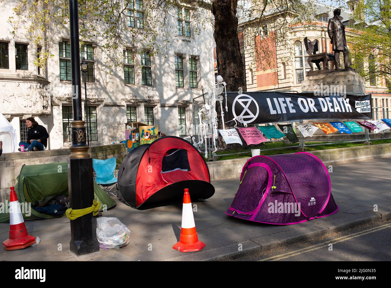 Estinzione i sostenitori della ribellione bloccano con tende la Piazza del Parlamento, Londra, per protestare contro il cambiamento climatico mondiale e il collasso ecologico. Foto Stock