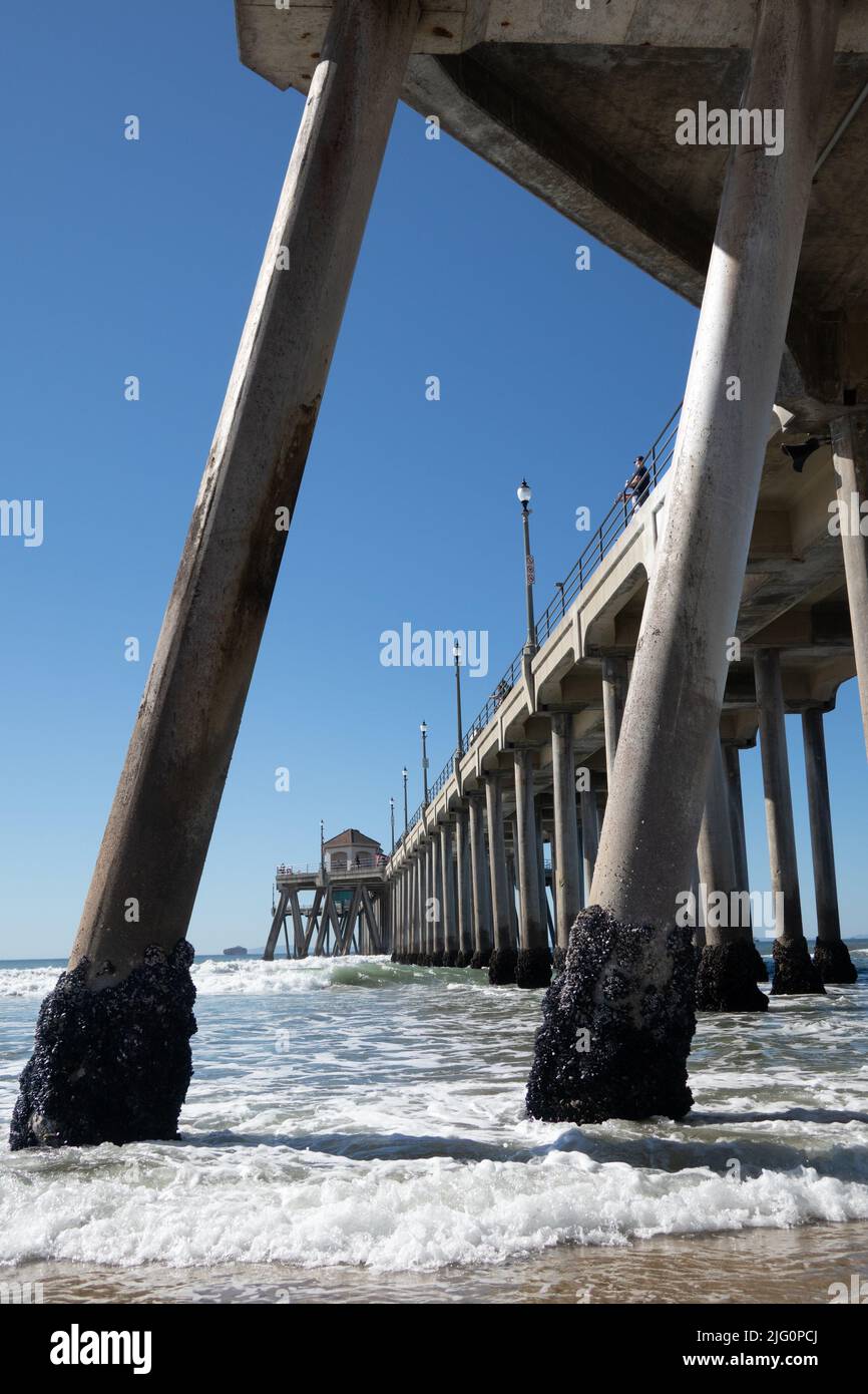 Vista unica sotto il Molo di Huntington Beach, struttura in legno e mare a Huntington Beach, California USA Foto Stock