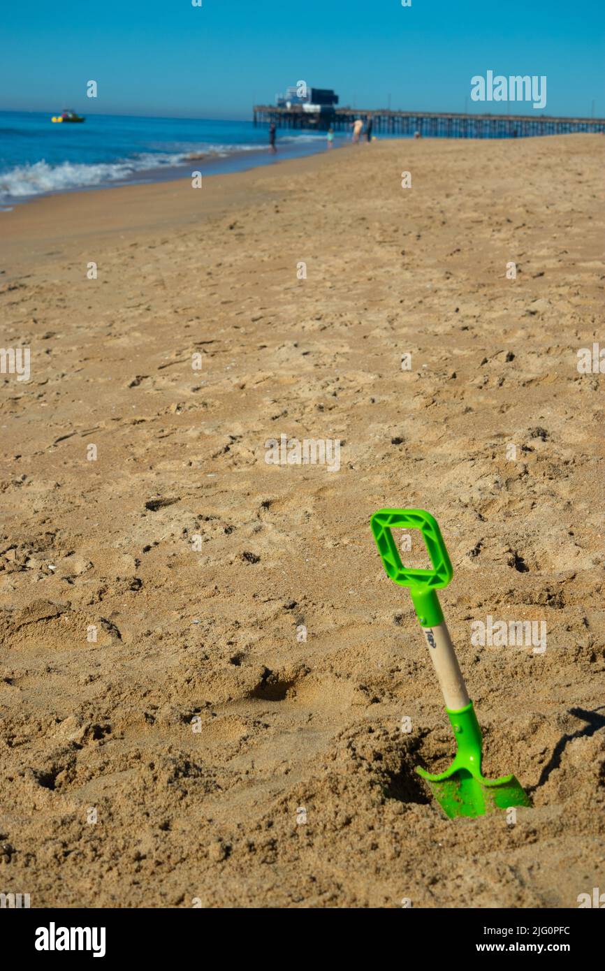 Lone verde vade molo e lungo tratto di spiaggia sabbiosa a Balboa Peninsula Beach Newport Beach, California USA Foto Stock