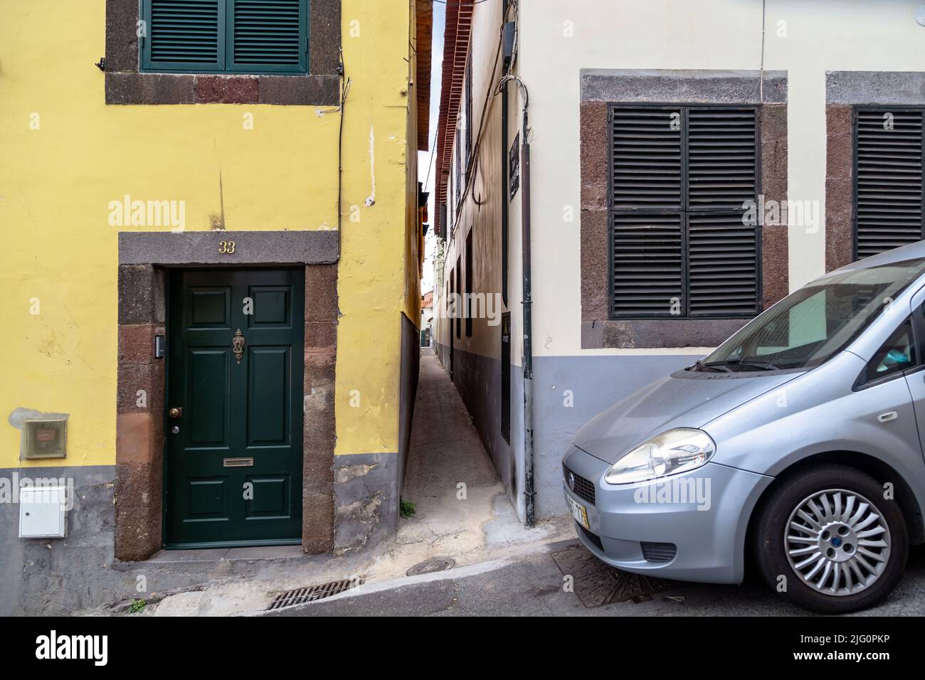 FUNCHAL, PORTOGALLO - 25 AGOSTO 2021: Si tratta di un vicolo stretto che porta a una delle levadas entro i confini della città. Foto Stock