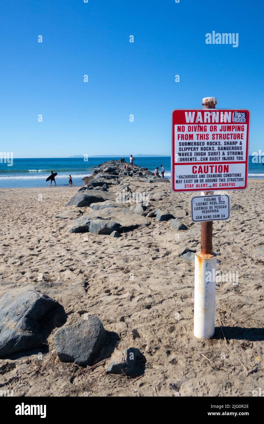 Cartello segnaletico. No immersioni salti da rocce e attenzione pericolo e cambio conizioni . Allerta e Stai attento. Foto Stock