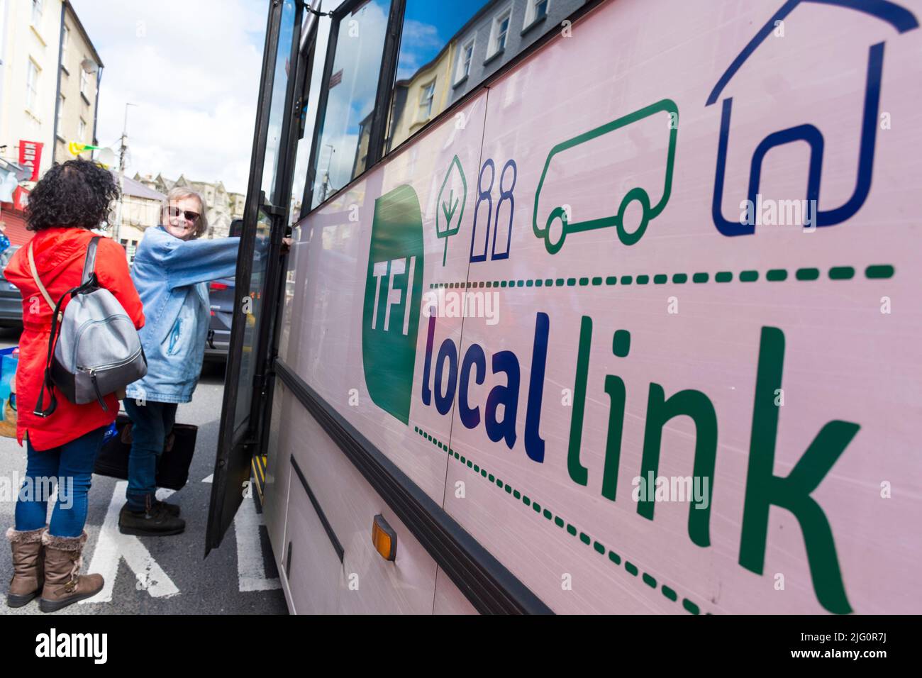 Programma di trasporto rurale/TFI Local link bus a Donegal Town, County Donegal, Irlanda. Passeggeri a bordo dell'autobus. Foto Stock