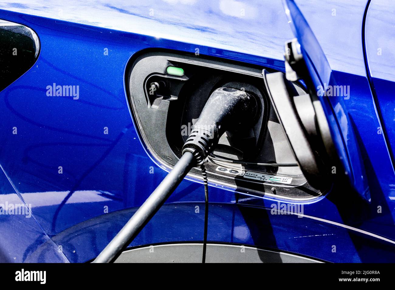 Auto elettrica, auto elettrica, punto di ricarica a Donegal Town, Irlanda. Foto Stock