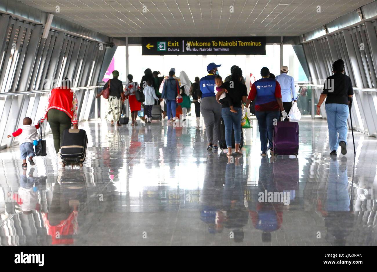 Nairobi, novembre 17. 31st maggio 2017. La gente lascia la stazione di Nairobi dopo aver scendere dal treno della ferrovia a scartamento standard Mombasa-Nairobi (SGR) a Nairobi, Kenya, 17 novembre 2021. Il Kenya ha ora trovato una nuova linea di vita nella Standard Gauge Railway (SGR) costruita in Cina dal suo lancio il 31 maggio 2017. I dati forniti da Afristar, l'operatore SGR, dimostrano che la moderna ferrovia ha trasportato più di 7,7 milioni di passeggeri negli ultimi cinque anni. Credit: Dong Jianghui/Xinhua/Alamy Live News Foto Stock