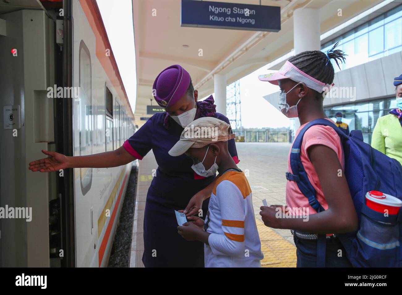 Nairobi, marzo 25. 31st maggio 2017. Le persone salpano a bordo di un treno della ferrovia a scartamento standard Mombasa-Nairobi (SGR) alla stazione di Ngong in Kenya, 25 marzo 2022. Il Kenya ha ora trovato una nuova linea di vita nella Standard Gauge Railway (SGR) costruita in Cina dal suo lancio il 31 maggio 2017. I dati forniti da Afristar, l'operatore SGR, dimostrano che la moderna ferrovia ha trasportato più di 7,7 milioni di passeggeri negli ultimi cinque anni. Credit: Long Lei/Xinhua/Alamy Live News Foto Stock
