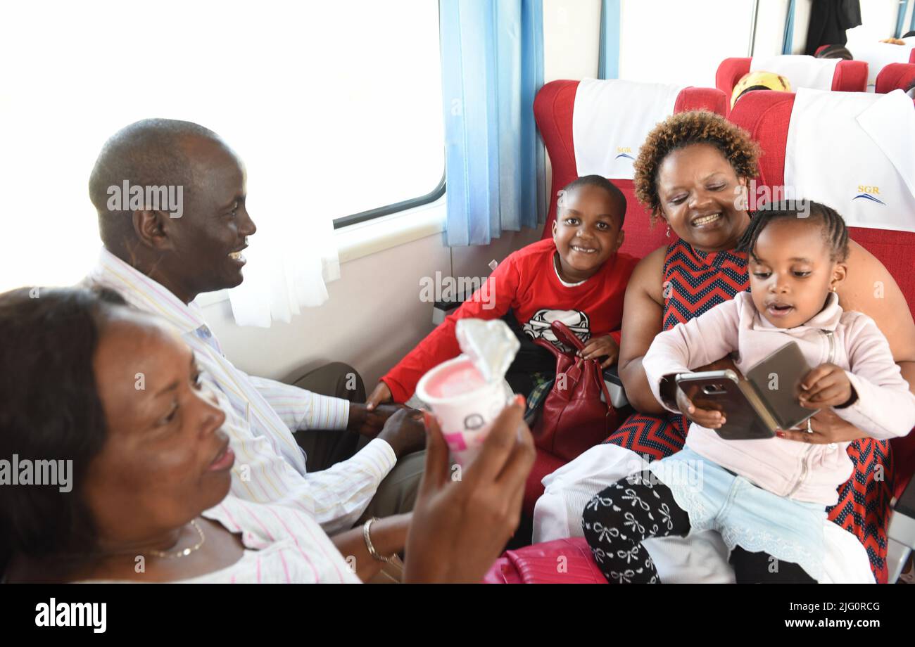 Nairobi, giugno 9. 31st maggio 2017. I passeggeri prendono un treno da Nairobi a Mombasa lungo la Mombasa-Nairobi Standard Gauge Railway (SGR) in Kenya, 9 giugno 2017. Il Kenya ha ora trovato una nuova linea di vita nella Standard Gauge Railway (SGR) costruita in Cina dal suo lancio il 31 maggio 2017. I dati forniti da Afristar, l'operatore SGR, dimostrano che la moderna ferrovia ha trasportato più di 7,7 milioni di passeggeri negli ultimi cinque anni. Credit: Li Baishun/Xinhua/Alamy Live News Foto Stock
