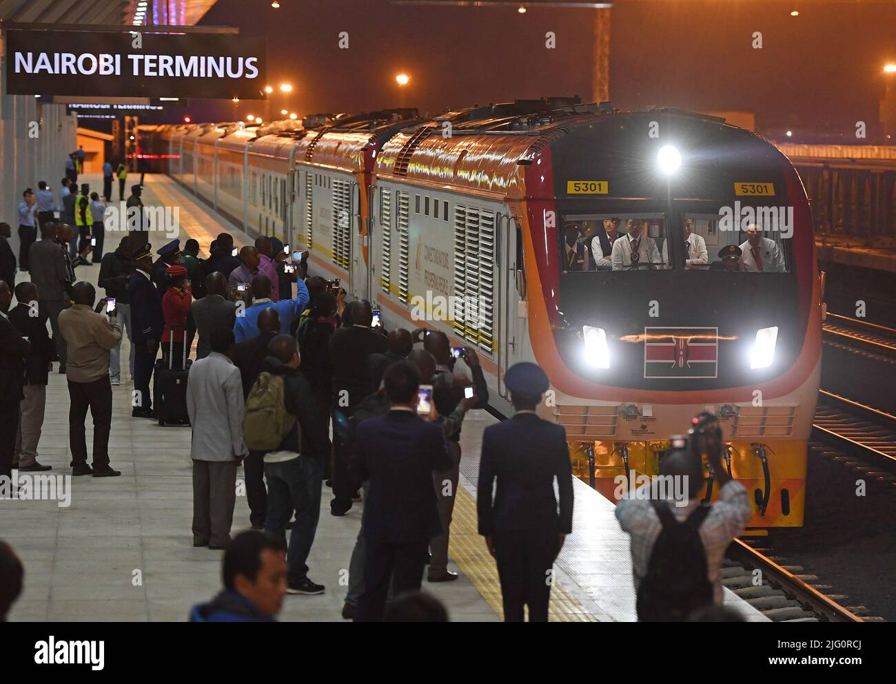 Nairobi, maggio 31. 31st maggio 2017. Il primo treno della ferrovia a scartamento standard Mombasa-Nairobi (SGR) arriva al capolinea di Nairobi, Kenya, 31 maggio 2017. Il Kenya ha ora trovato una nuova linea di vita nella Standard Gauge Railway (SGR) costruita in Cina dal suo lancio il 31 maggio 2017. I dati forniti da Afristar, l'operatore SGR, dimostrano che la moderna ferrovia ha trasportato più di 7,7 milioni di passeggeri negli ultimi cinque anni. Credit: Chen Cheng/Xinhua/Alamy Live News Foto Stock