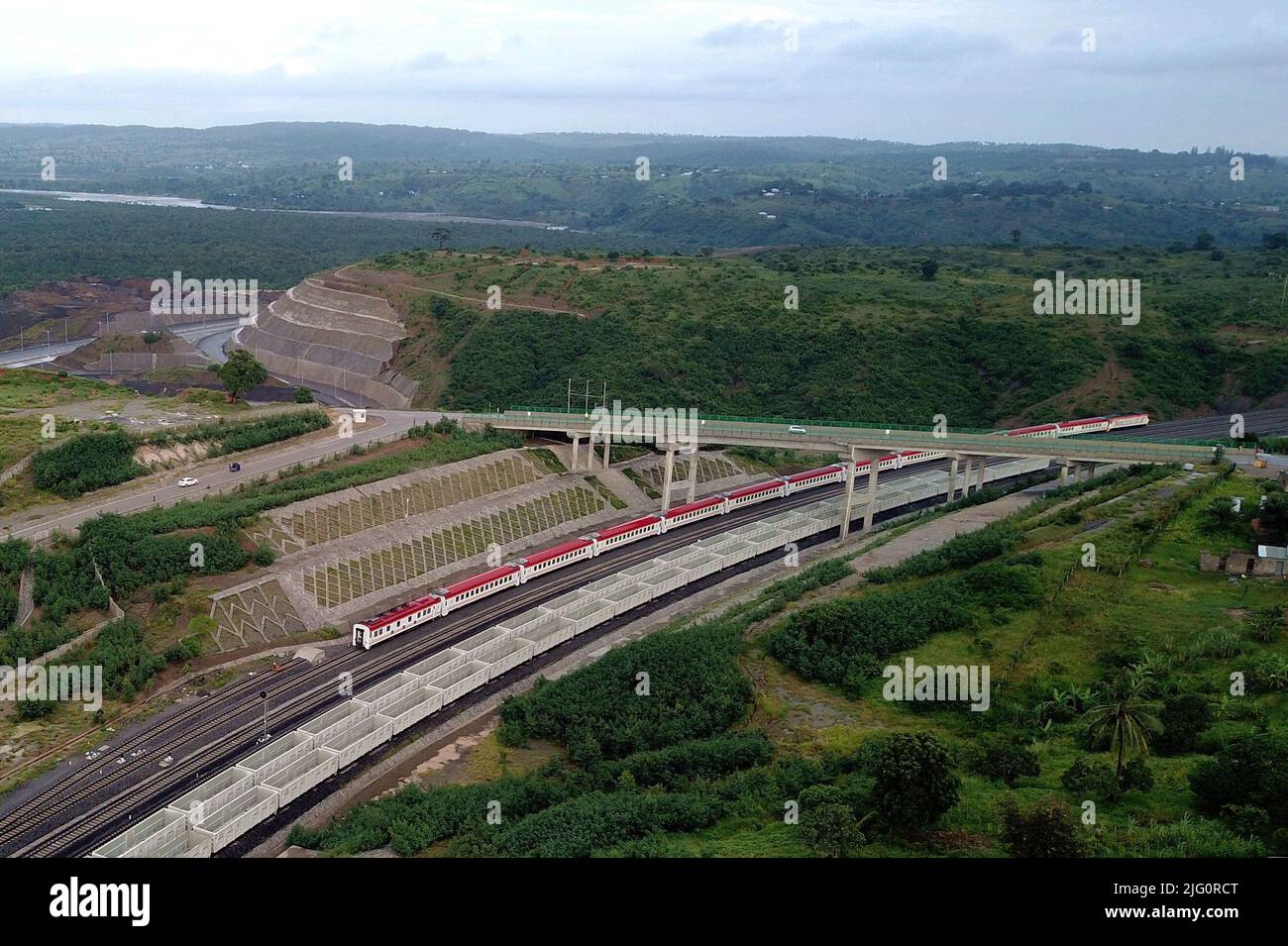 Nairobi. 31st maggio 2017. La foto aerea scattata il 2 giugno 2018 mostra un treno che corre sulla ferrovia a scartamento standard Mombasa-Nairobi (SGR) in Kenya. Il Kenya ha ora trovato una nuova linea di vita nella Standard Gauge Railway (SGR) costruita in Cina dal suo lancio il 31 maggio 2017. I dati forniti da Afristar, l'operatore SGR, dimostrano che la moderna ferrovia ha trasportato più di 7,7 milioni di passeggeri negli ultimi cinque anni. Credit: Wang Teng/Xinhua/Alamy Live News Foto Stock