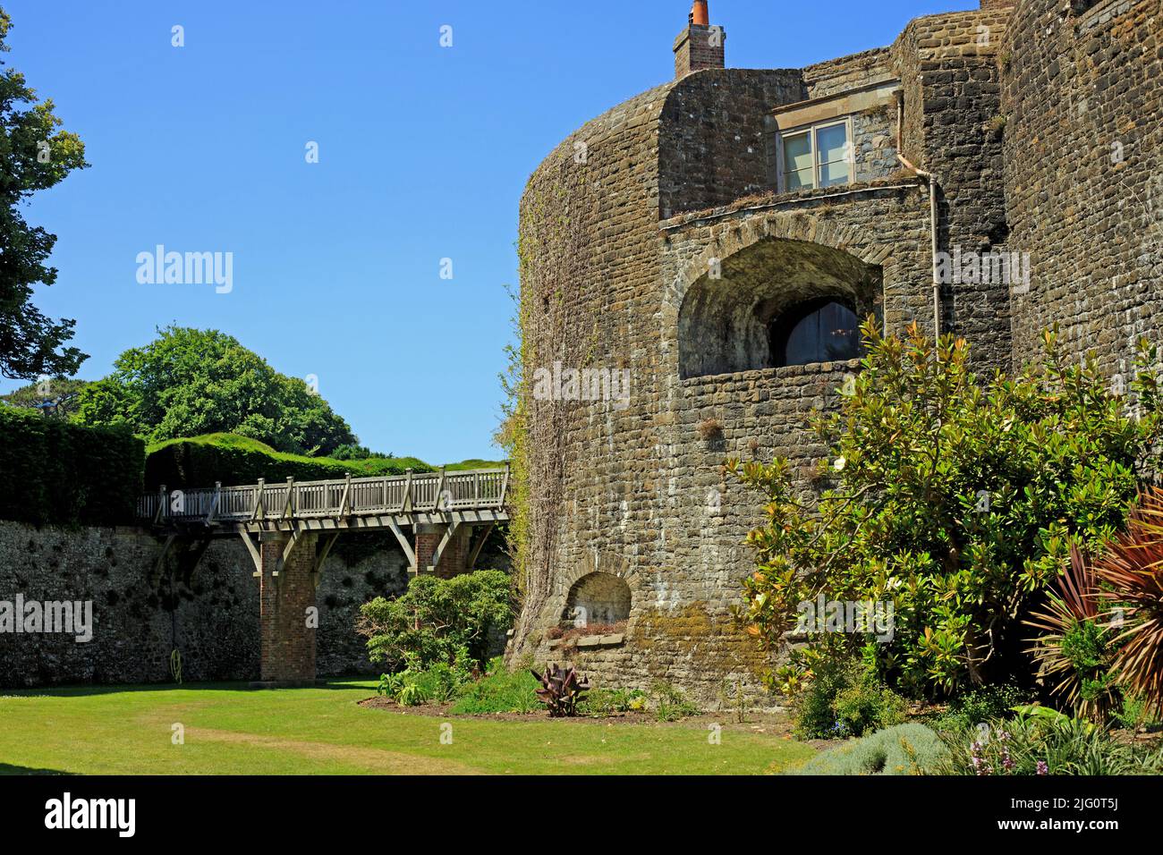 Dover Castle, Kent, giugno 2022. Il fossato intorno al grande castello è stato piantato con vegetazione lussureggiante, è aperto al pubblico ed è gestito dalla inglese H Foto Stock