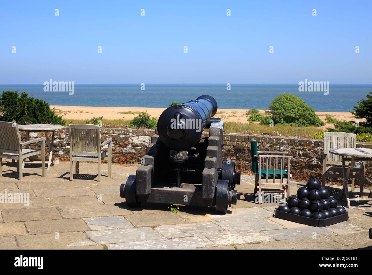 Un canone in tempo di guerra in cima al Castello di dover che si affaccia sul canale inglese, con un bel cielo blu pallido. Foto Stock