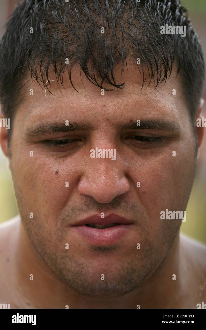 Kırkpınar (olio turco Wrestling). Il campione di Kırkpınar Recep Kara ha ritratto il 5 luglio 2009 durante il Torneo di Kırkpınar 648th a Edirne, Turchia. Recep Kara ha vinto il Torneo 647th Kırkpınar un anno fa ma ha perso il combattimento finale quest'anno. Foto Stock