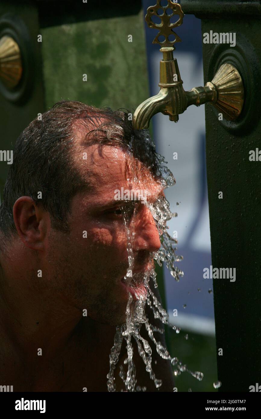 Kırkpınar (olio turco Wrestling). Wrestler si raffredda dopo aver combattuto sulla pompa dell'acqua durante il torneo di Kırkpınar 648th a Edirne, Turchia, il 5 luglio 2009. Foto Stock