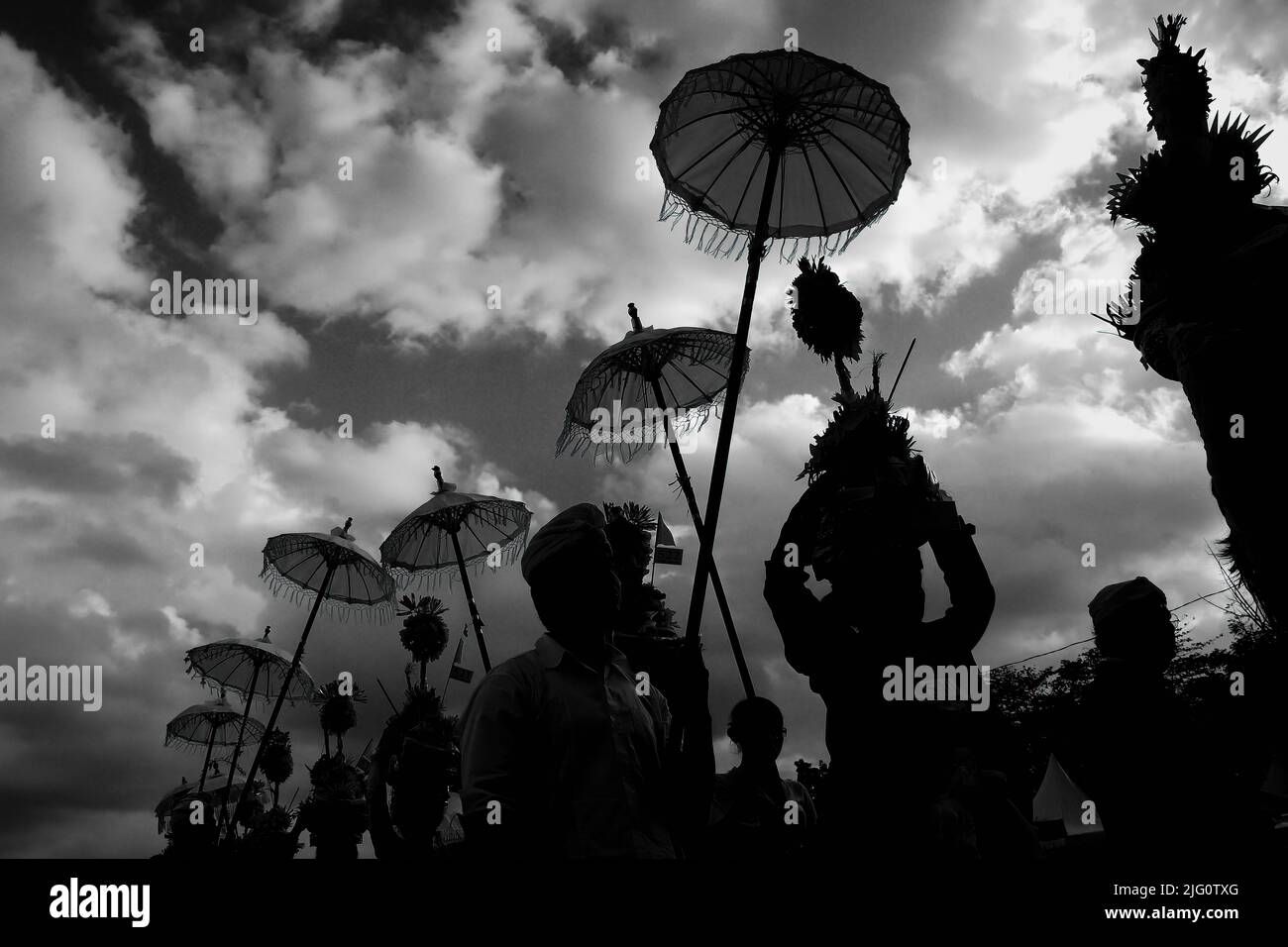 Un tradizionale evento di massa balinese per onorare i loro parenti defunti Foto Stock