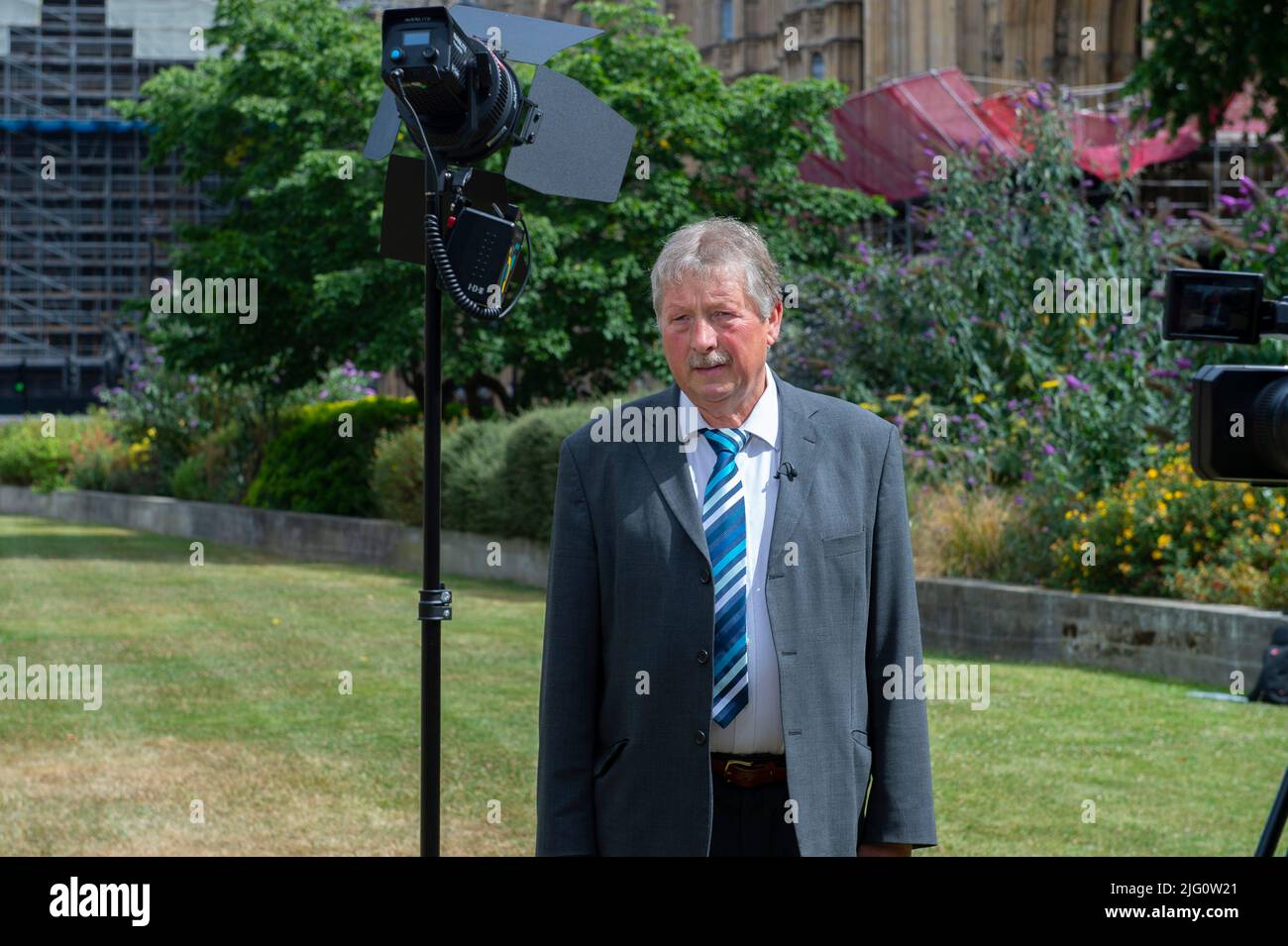 Londra 6th luglio 2022: Sammy Wilson MP, East Antrim il giorno dopo che Rishi Sunak e Sajid Javid si sono dimessi come Cancelliere dello scacchiere e Segretario della Salute, per la nomina di Chris Pincher come vice capo frusta da parte del primo ministro Boris Johnson, nonostante fosse stato informato di una denuncia di cattiva condotta contro il deputato nel 2019. Credit: claire doherty/Alamy Live News Foto Stock