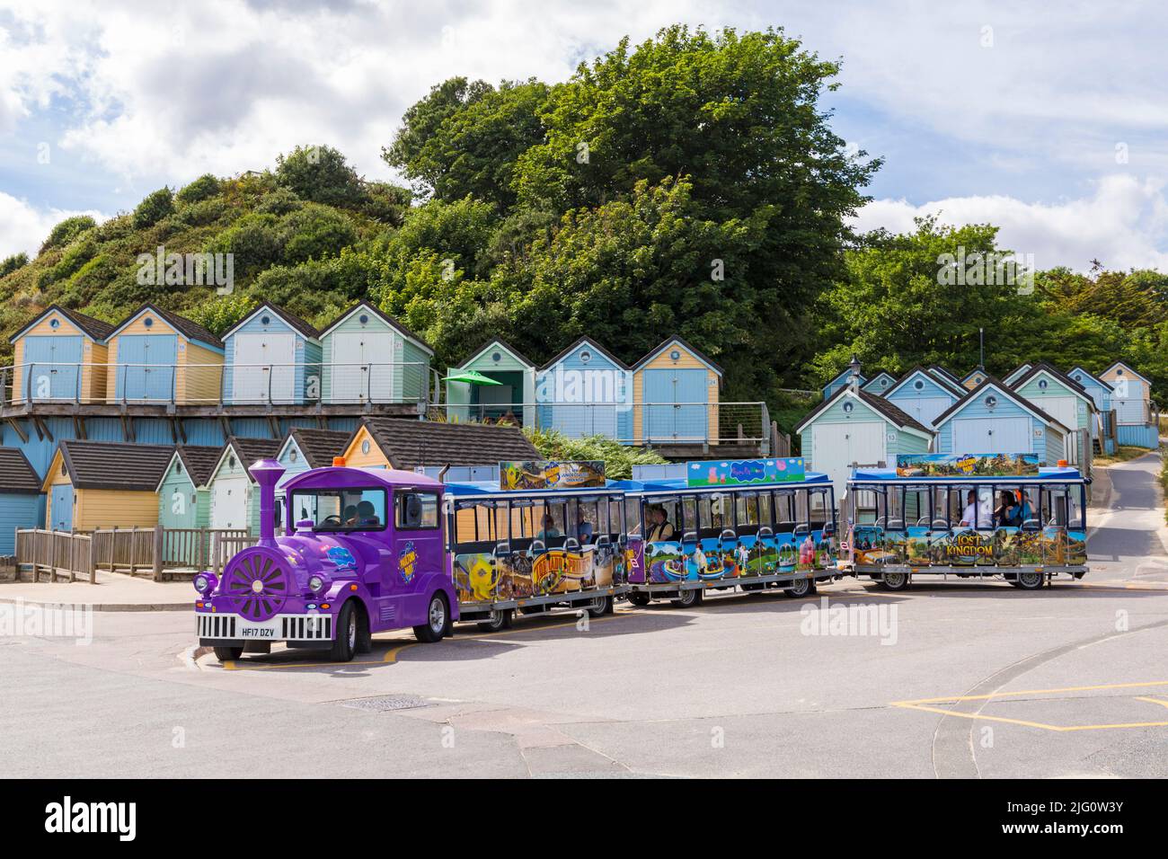 Bournemouth, Dorset Regno Unito. 6th luglio 2022. Tempo britannico: Caldo e soleggiato alle spiagge di Bournemouth mentre i beachgoers dirigono verso il mare per godere il sole. Il treno terrestre ad Alum Chine. Credit: Carolyn Jenkins/Alamy Live News Foto Stock