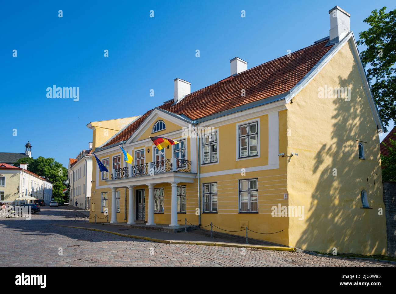 Tallinn, Estonia. Luglio 2022. Vista esterna dell'edificio Ambassadors Residence of Germany nel centro storico della città Foto Stock
