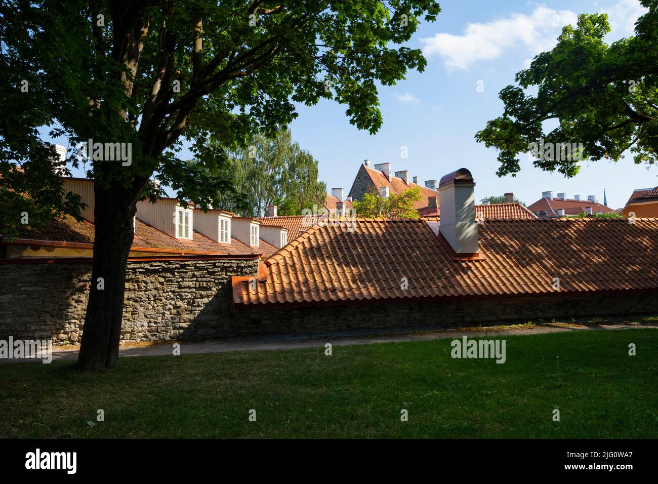 Tallinn, Estonia. Luglio 2022. Vista sul Giardino del Vescovo nel centro storico della città Foto Stock