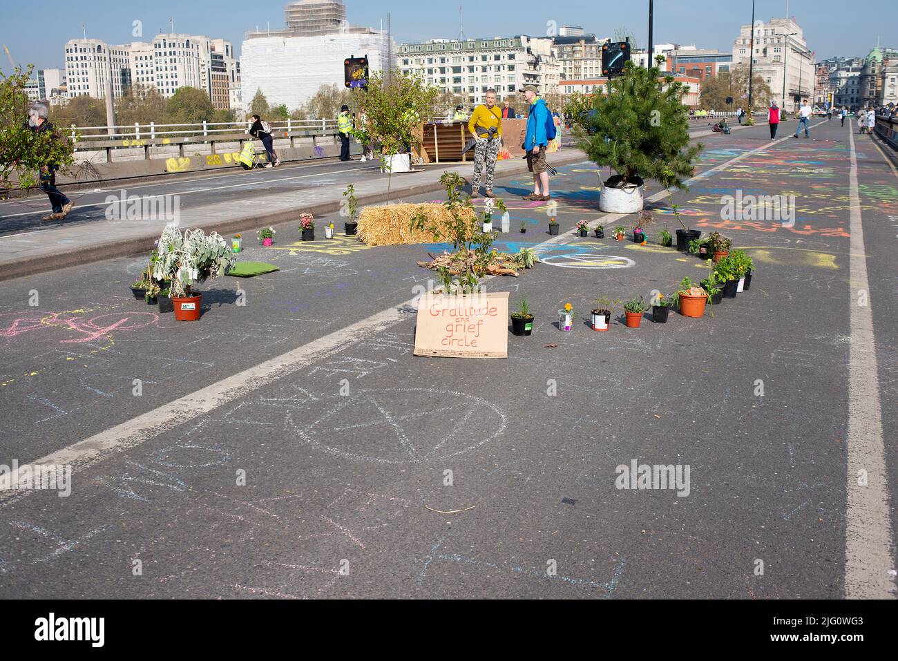 Waterloo Bridge, Londra, coperto da colorati slogan da parte dei sostenitori della campagna di ribellione estinzione in protesta del cambiamento climatico ecologico mondiale. Foto Stock