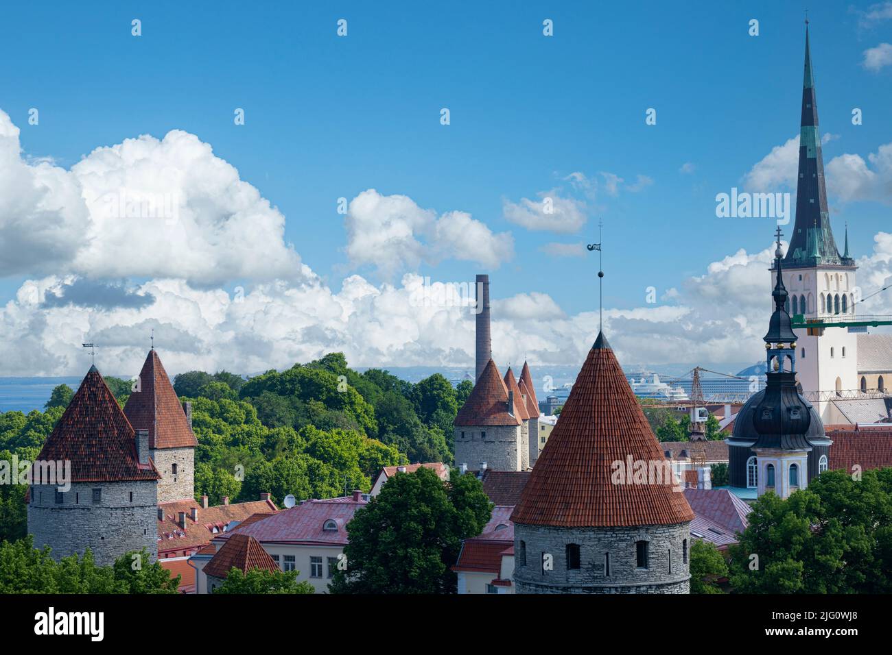 Tallinn, Estonia. Luglio 2022. Vista della città dalla terrazza panoramica Patkuli Foto Stock