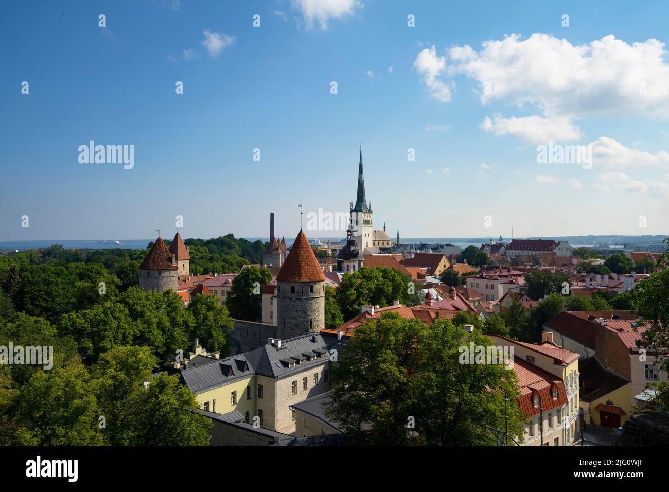 Tallinn, Estonia. Luglio 2022. Vista della città dalla terrazza panoramica Patkuli Foto Stock