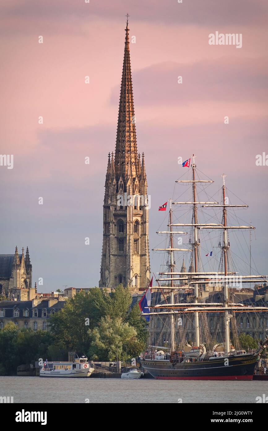 Bordeaux, Francia - agosto 2018: Fiume Bordeaux con la cattedrale di St Michel Foto Stock