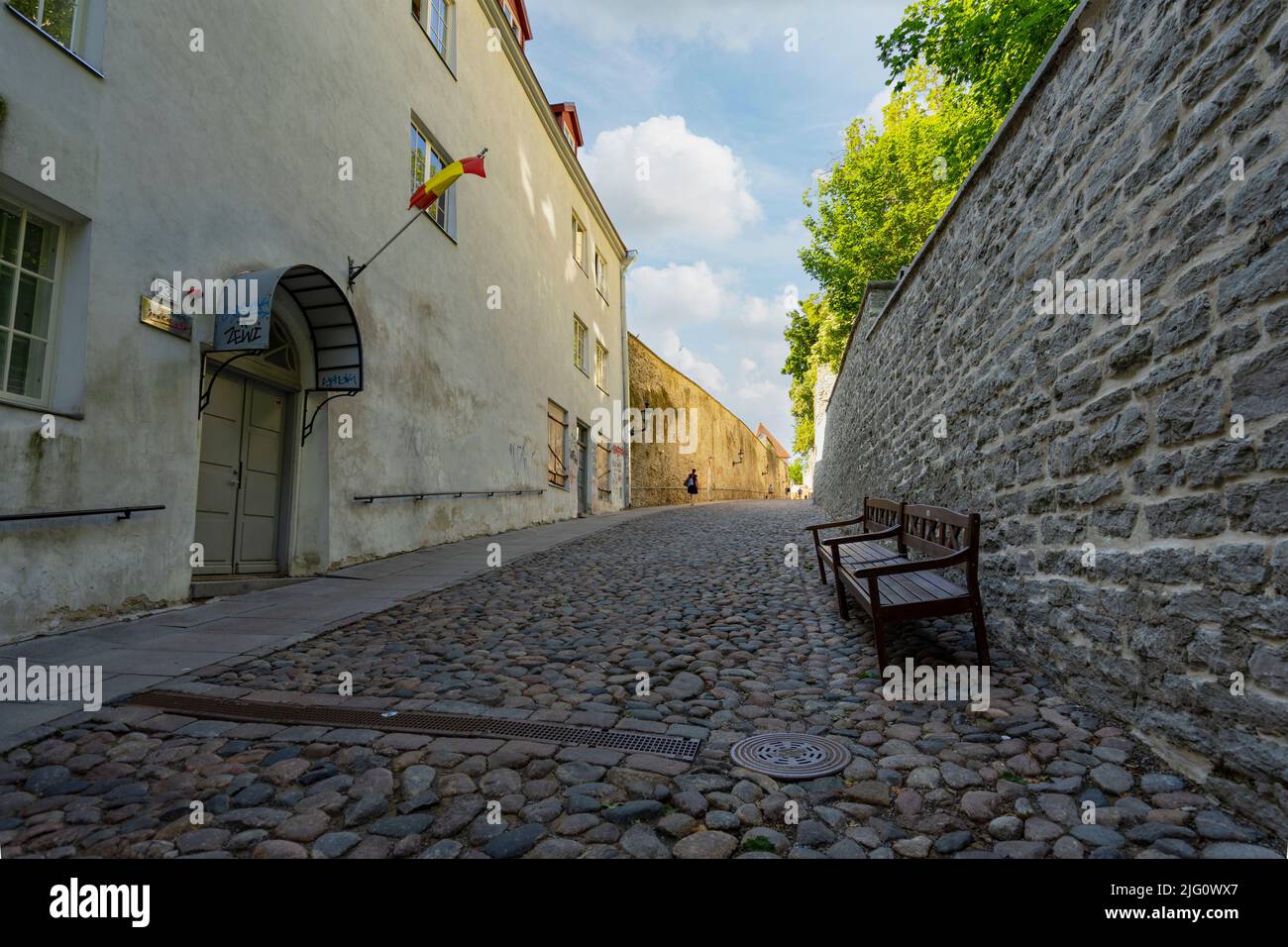 Tallinn, Estonia. Luglio 2022. Vista della strada che sale la collina Toompea nel centro storico Foto Stock