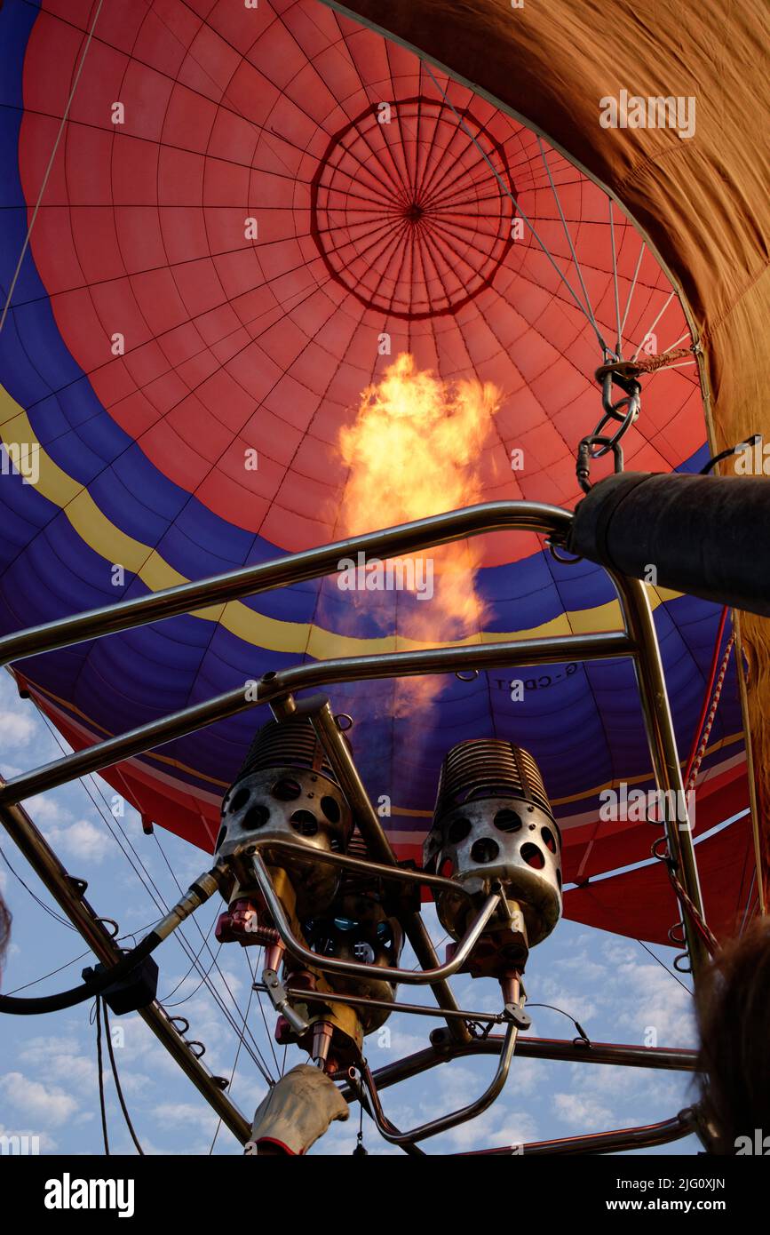 Un pallone ad aria calda. Fiamme arancioni sparano nella busta del palloncino per riempirla di aria calda. Foto Stock