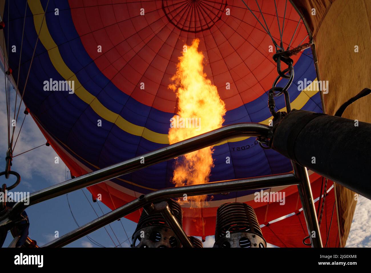 Un pallone ad aria calda. Fiamme arancioni sparano nella busta del palloncino per riempirla di aria calda. Foto Stock