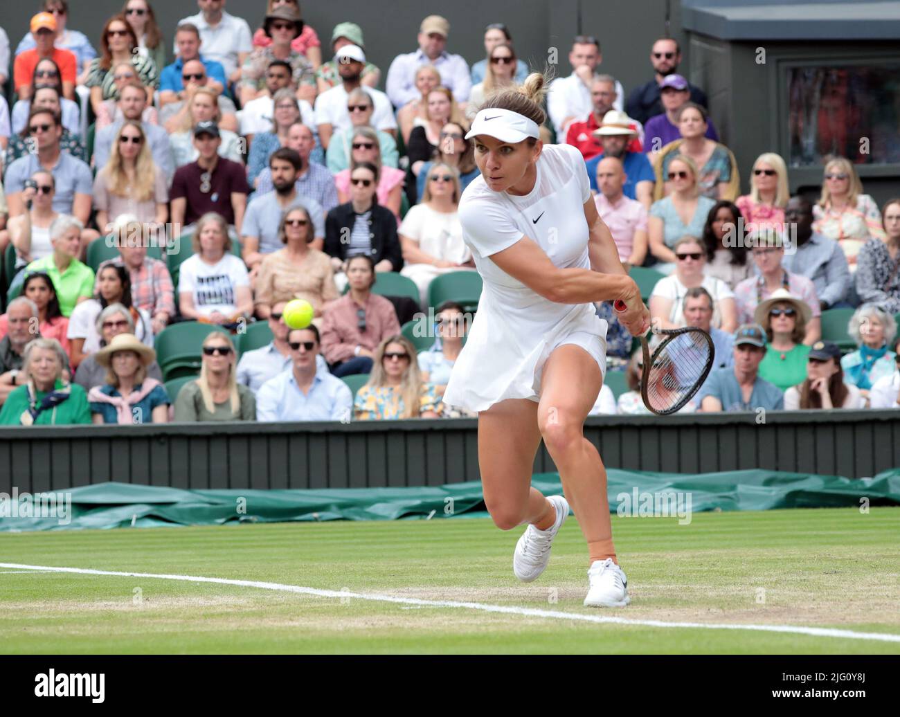 Londra, Regno Unito. 06th luglio 2022. Roumanian Simona Halep gioca un backhand nella sua Quarter-Final match contro l'americano Antonia Anisimova il giorno dieci dei campionati 2022 di Wimbledon a Londra mercoledì 06 luglio 2022. Halep ha vinto la partita 6-2, 6-4. Foto di Hugo Philpott/UPI Credit: UPI/Alamy Live News Foto Stock