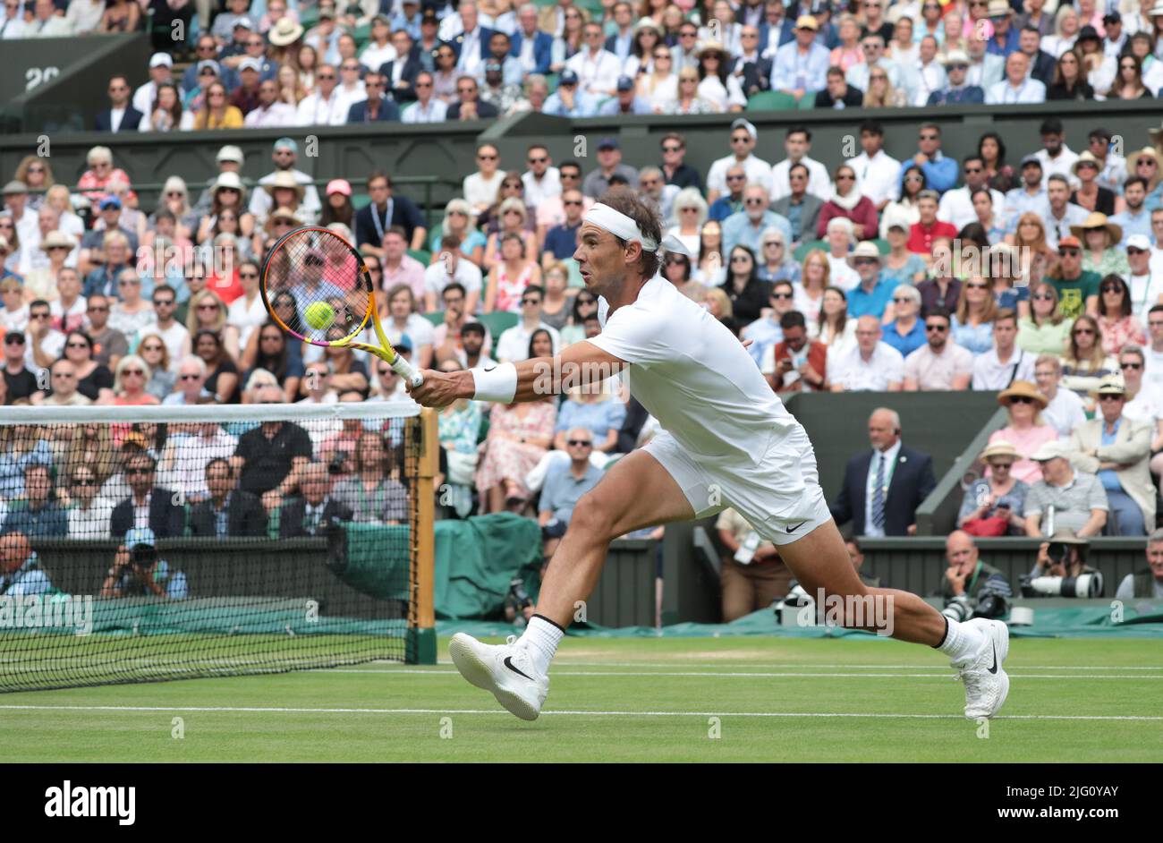 Londra, Regno Unito. 06th luglio 2022. Rafael Nadal in Spagna gioca una prefazione nella sua Quarter-Final match contro American Taylor Fritz il giorno dieci dei campionati 2022 di Wimbledon a Londra mercoledì 06 luglio 2022. Foto di Hugo Philpott/UPI Credit: UPI/Alamy Live News Foto Stock