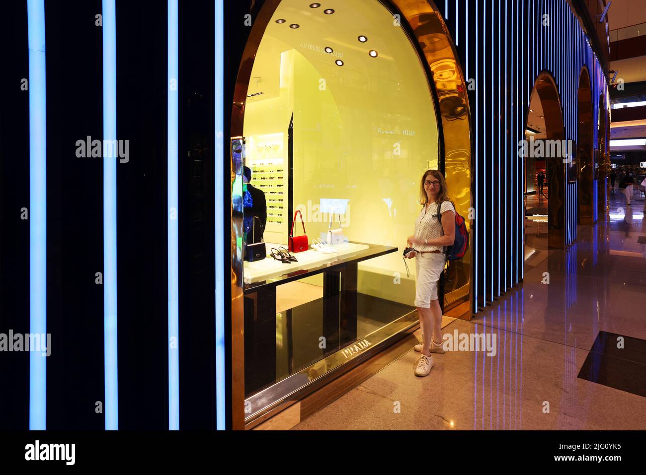 Mode, atemberaubend, Modern, Dubai Mall, Einkaufszentrum mit umwerfender Architektur und Luxus, Fashion Geschäften mit Spaß und Freude beim Shoppen Foto Stock