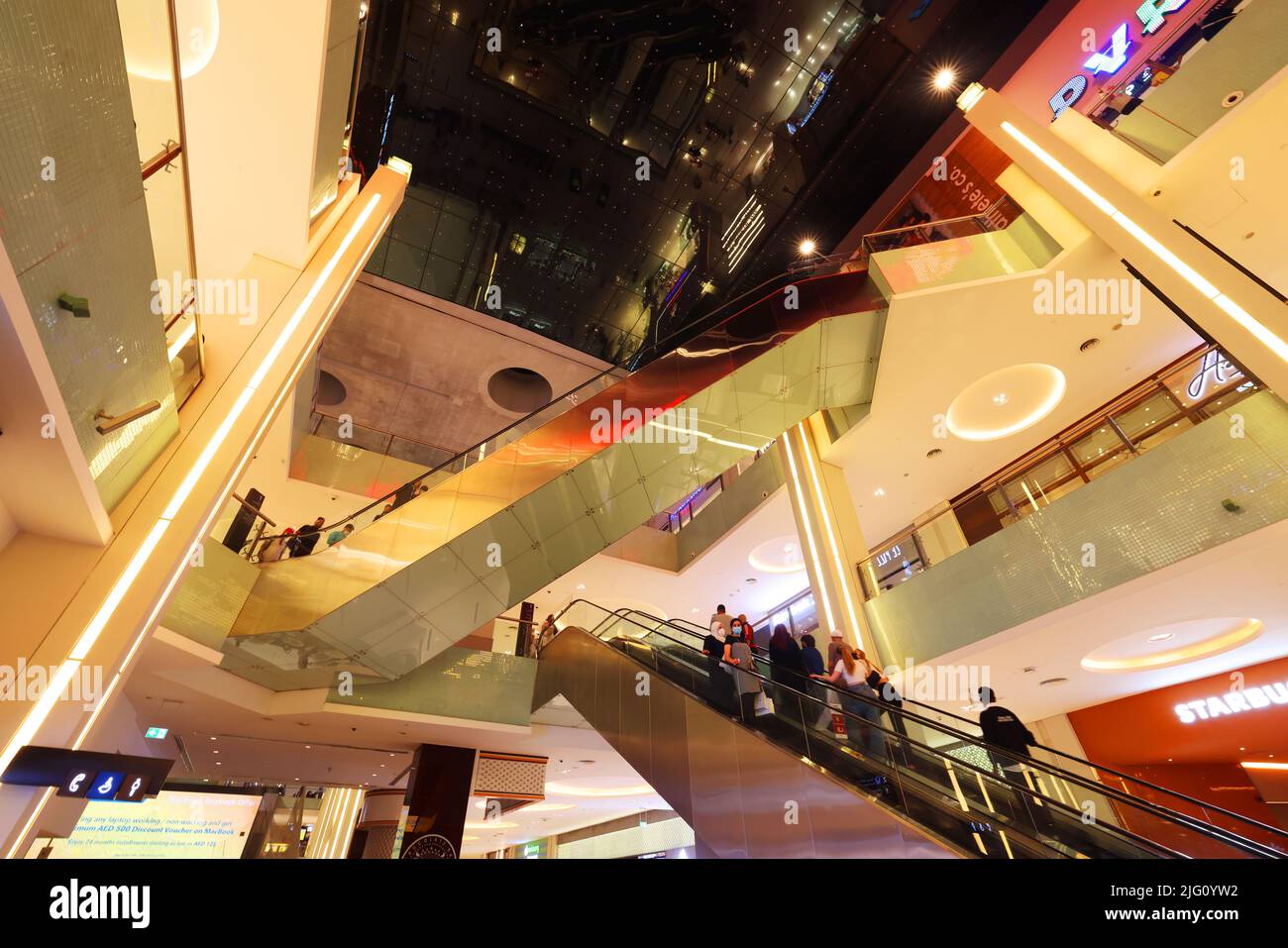 Rolltreppen, Dubai Mall, Mode, atemberaubend, Einkaufszentrum, Umwerfende Architektur u. Luxus, Fashion Geschäften mit Spaß und Freude beim Shoppen Foto Stock