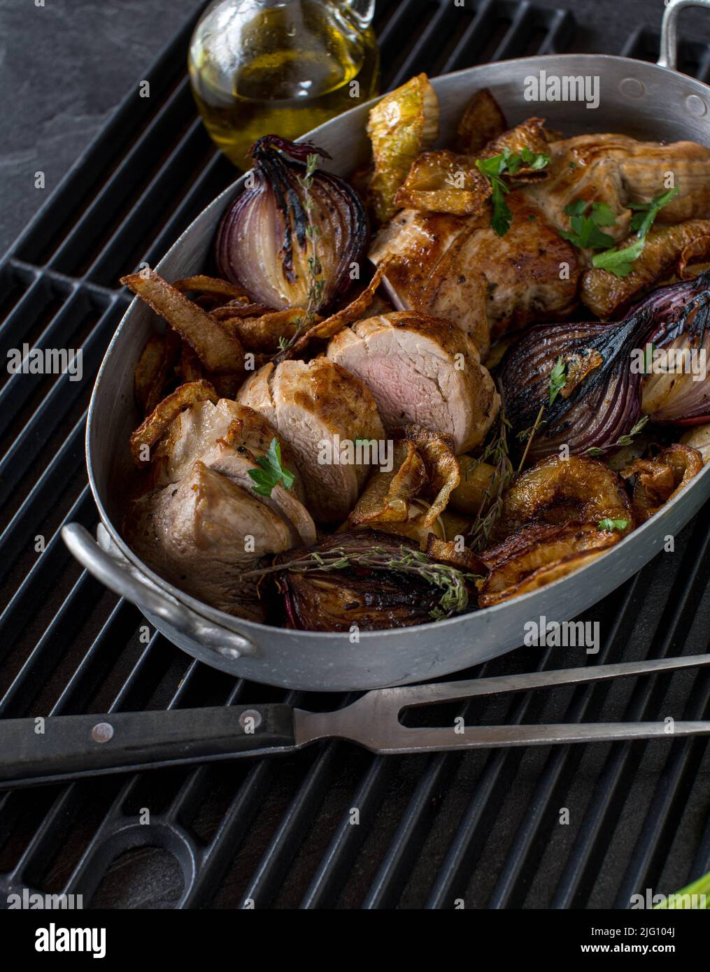 Filetto intero di maiale arrosto al forno con cipolle Foto Stock